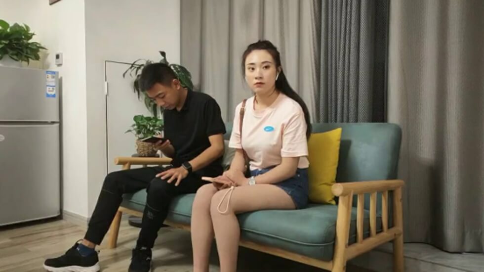 牛仔短裤漂亮妹子美腿抓着大屌深喉,抬起腿侧入猛操的...